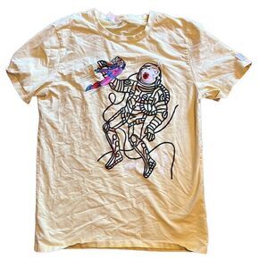 Fifth loop tee flying in scape pale yellow